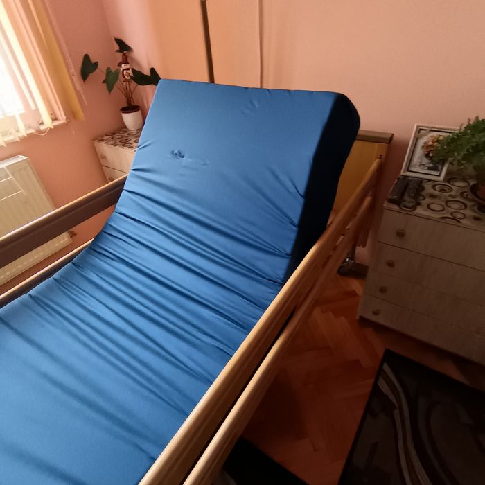 Болнично легло, антидекубитален дюшек и помощна масичка