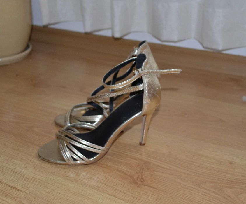 Златисти сандали на ток 37 номер