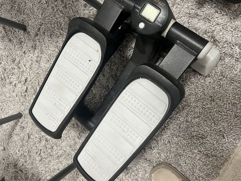 Гантели и тренажер для ног