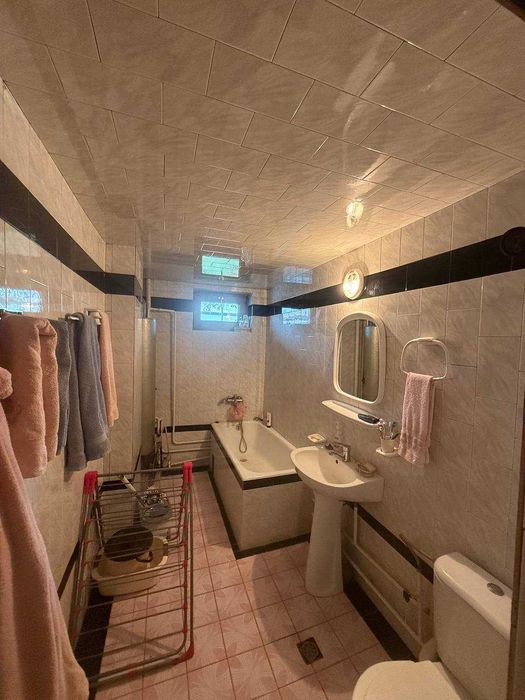 Gilamsaroy to`yxonani orqasida fayzli xovli sotiladi.