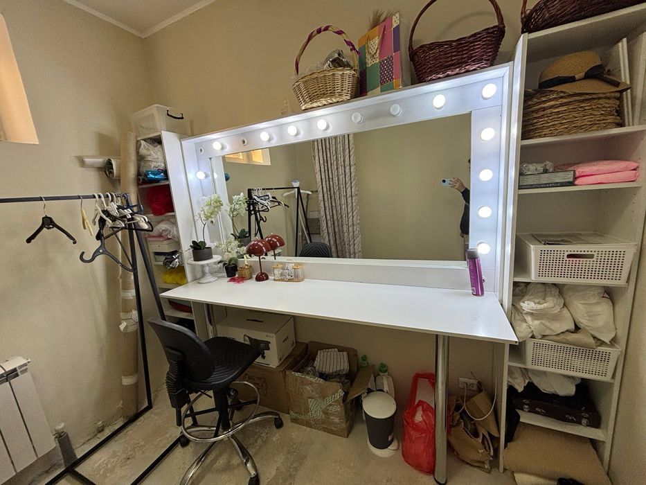 Гримерное зеркало с даумя шкафами.