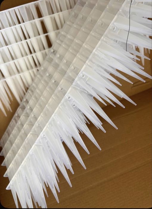 Шипы противоприсадные от птиц - защита крыш, карнизов, балконов, оград