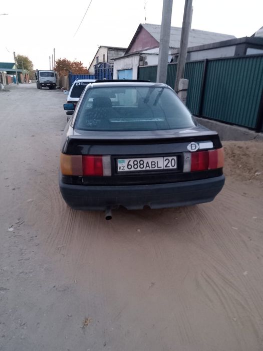 Ауди 80 жүріп тұр.