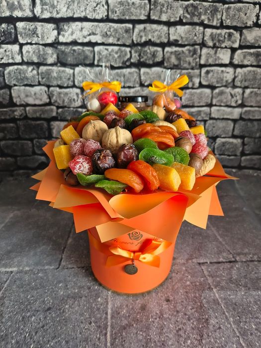 Шикарный букетик из сухофруктов и орехов