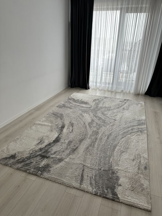 Covor modern crem-gri, foarte moale, stare excelentă. 2m/3m