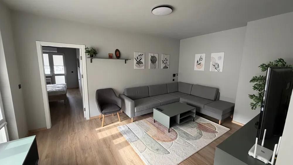 Дава се под наем Двустаен апартамент в Варна, Цветен квартал - 65 кв.м за 657.9 € - Снимка #1