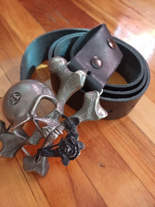 Кожанный ремень  с черепом .