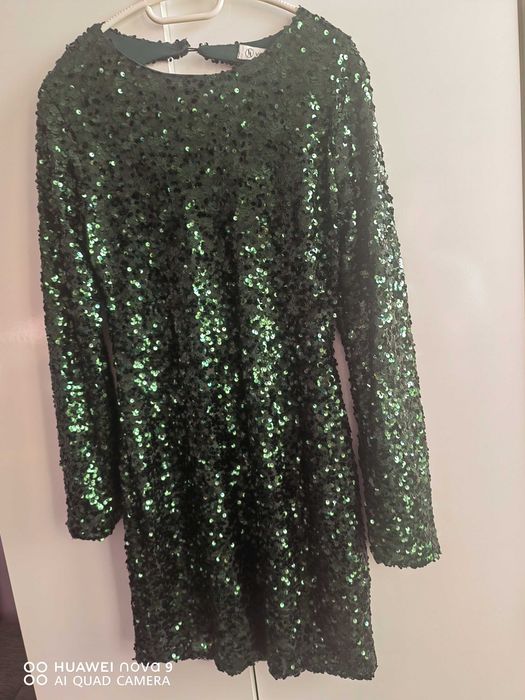 Парти рокля с пайети в масленозелен цвят.