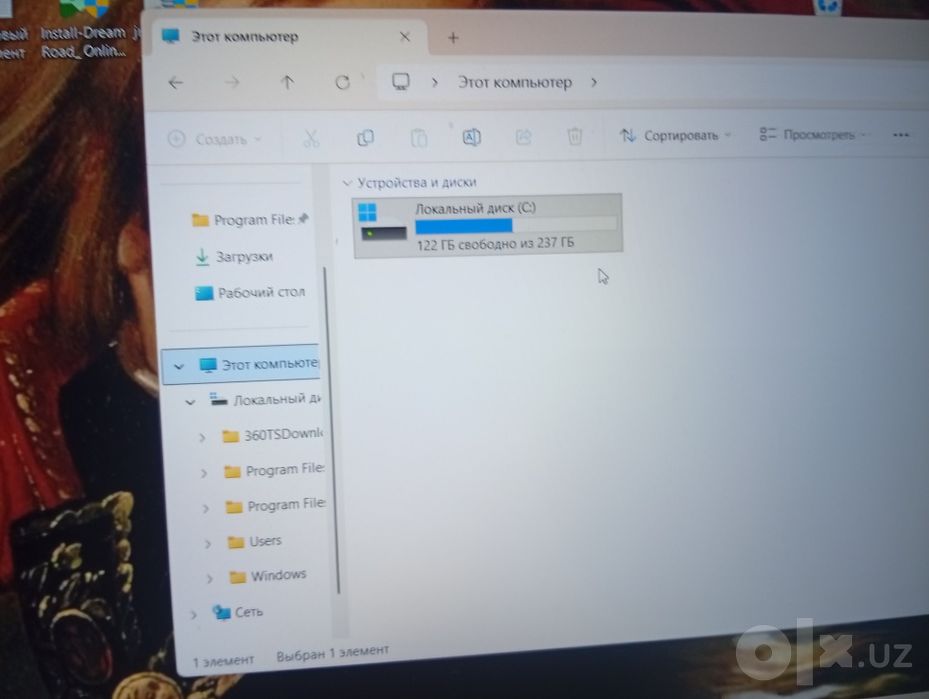 Noutbook keetab madeli rasmda