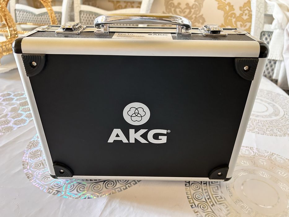 Студийный микрофон AKG C214