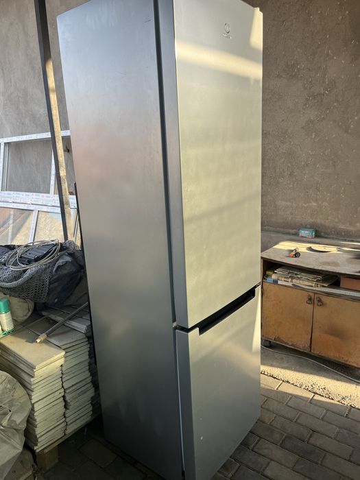 Холодильник indesit