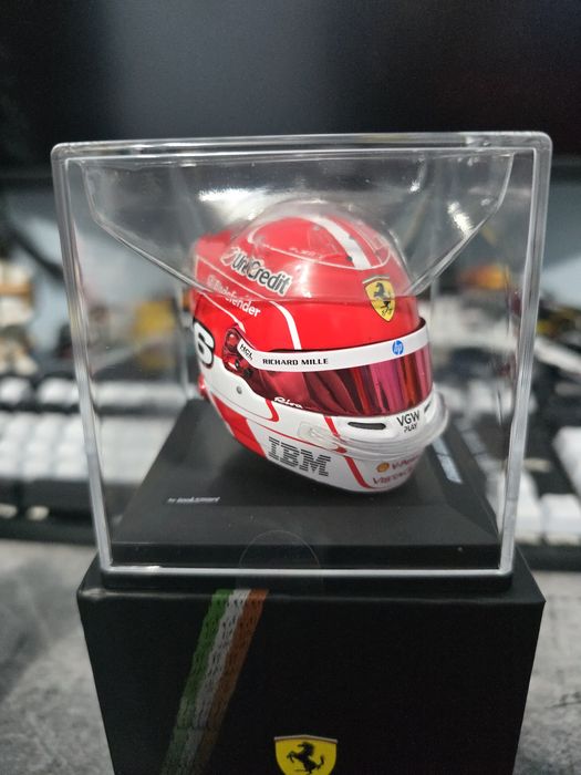 Mini Casca 1:5 Looksmart - Charles Leclerc 2025, noua/sigilata