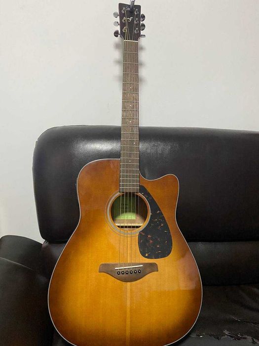 Продается электро-акустическая гитара YAMAHA FGX800C.