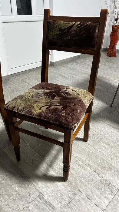 Colțar de bucătărie cu  masă și două scaune