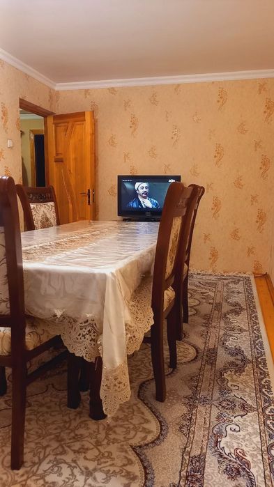 Продаёться стол стуля на 6-8 персон.