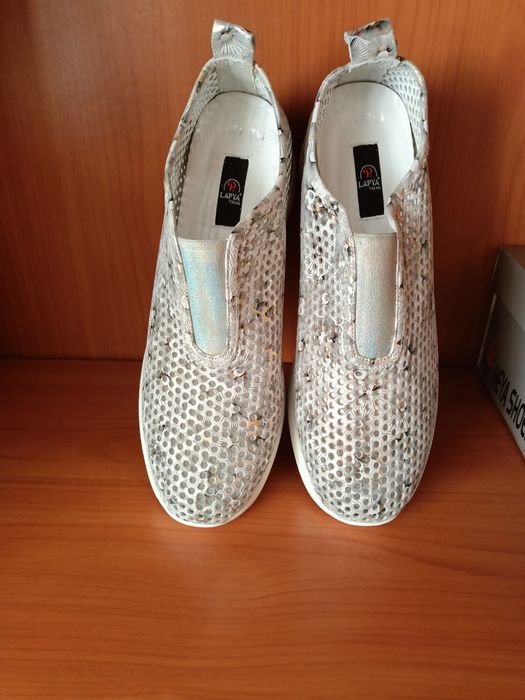 Кроссовки женские