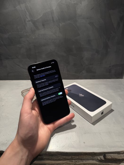 Перфектен Iphone 13  Midnight + подаръци