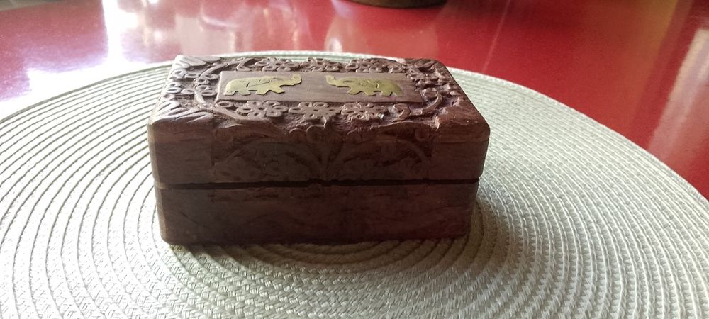 Деревянная коробка/шкатулка.