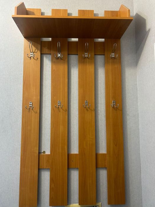 Настенная вешалка в прихожую с полкой