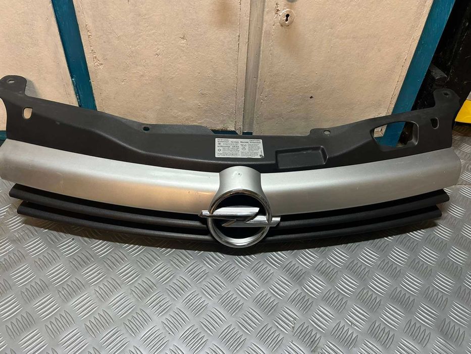 Оригинална предна решетка Opel Astra H 2003-2007г. със емблема - В много добро състояние
