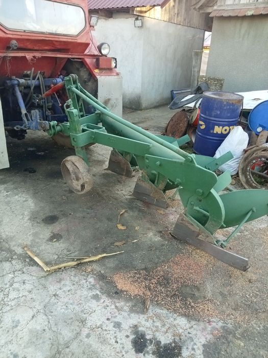 Vând tractor UTB 650 plus utilaje