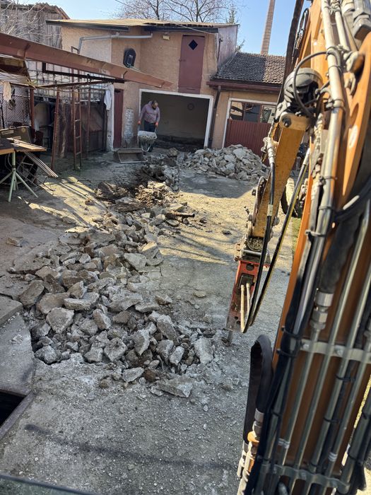 Executam lucrari cu miniexcavator si miniincarcator bobcat