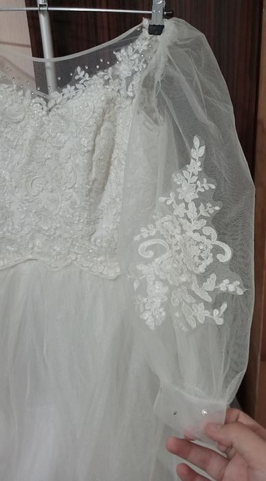 Продается белое платье.