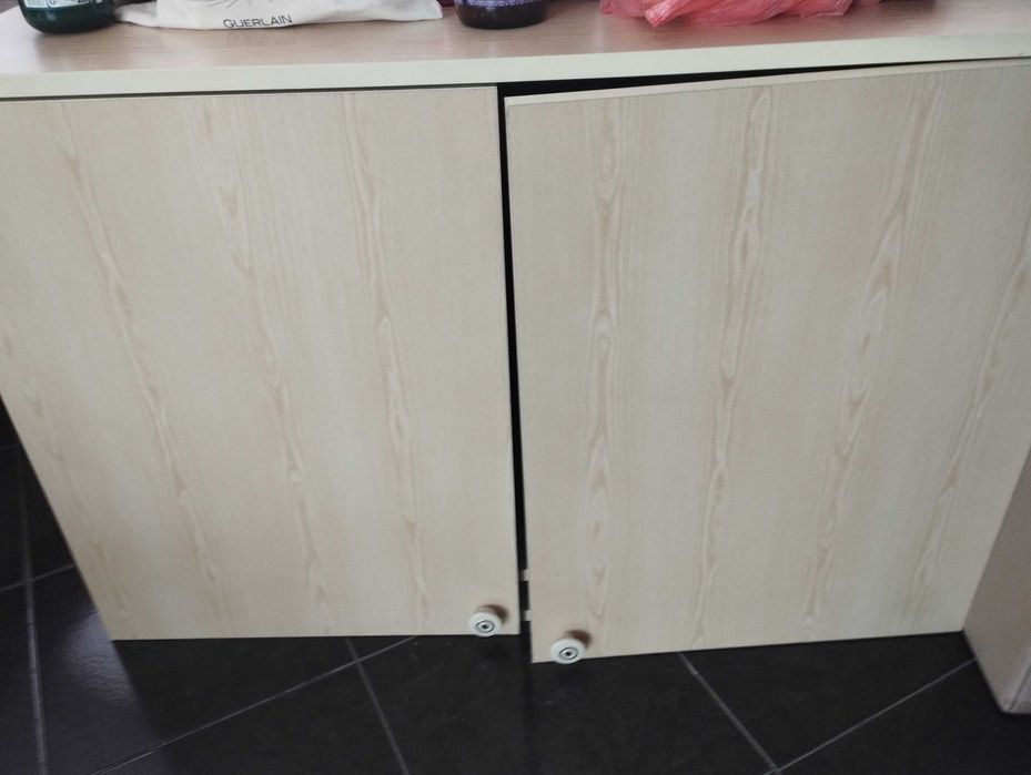 Продавам двукрил гардероб с надстройка