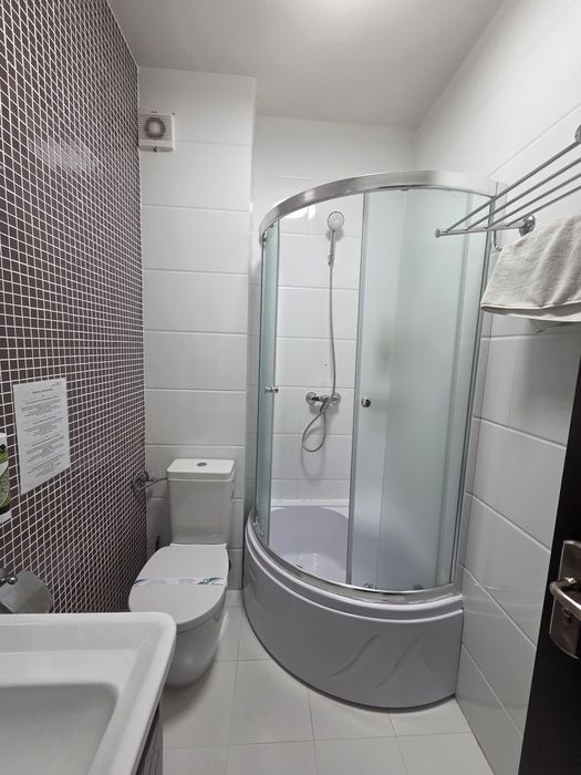 De vânzare obiecte sanitare și mochetă hotel