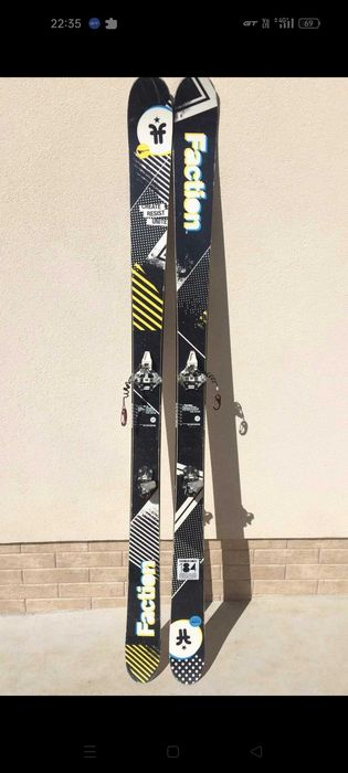 Echipament schi de tură