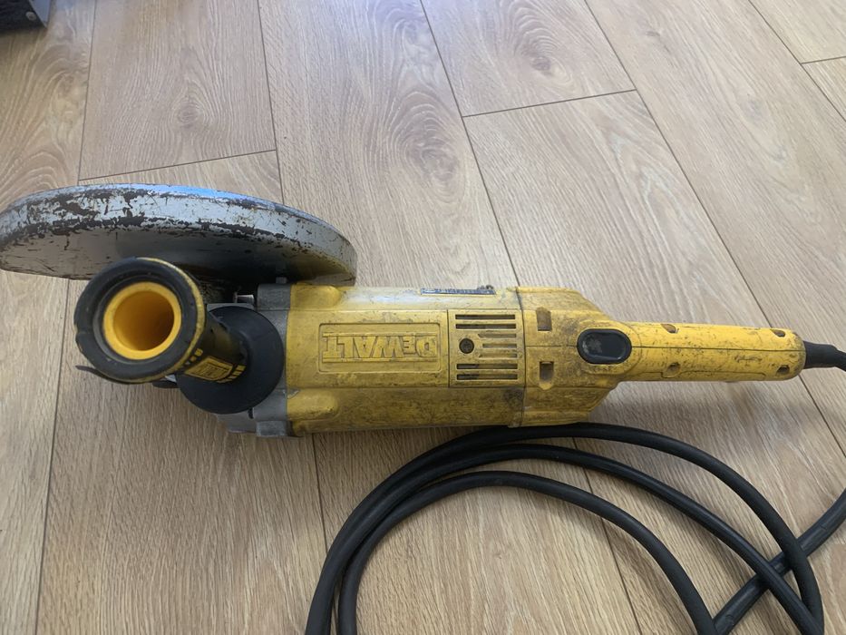 Болгарка DeWALT