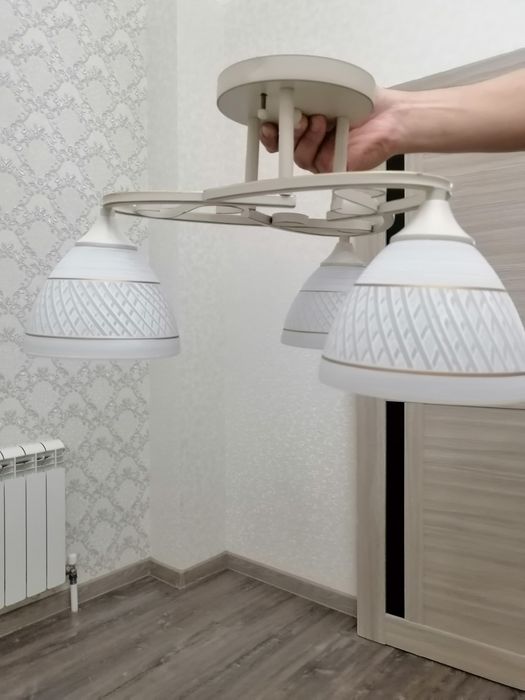 Продам люстру 3 рожковую б/у. В хорошом состоянии.