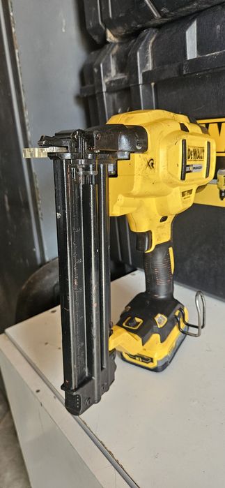 Pistol cuie Dewalt dcn 680