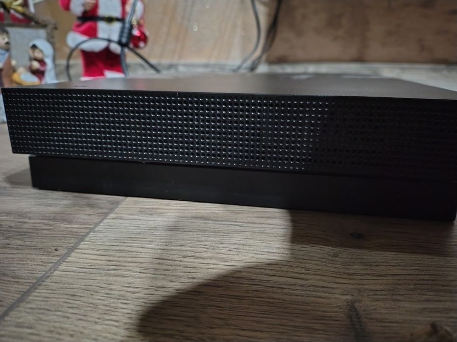 Xbox one X 1tb o maneta și 2 jocuri