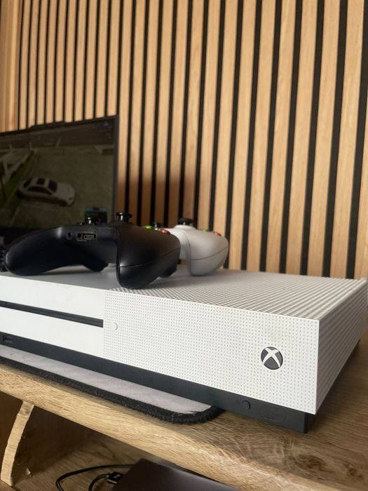 Xbox One S+Fifa20+Assasin's Creed Valhalla