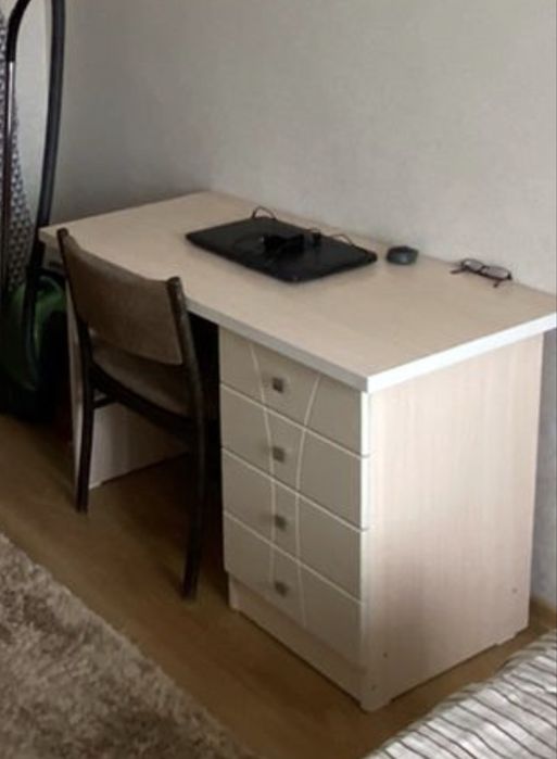 Стол рабочий с полками