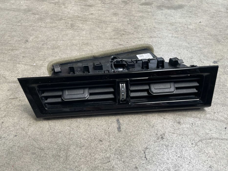 Grila aerisire bord centrala Vw Touareg CR7 cod 761858417