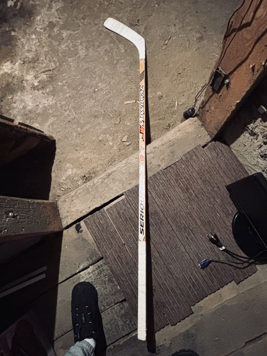 Продам клюшку хоккейную