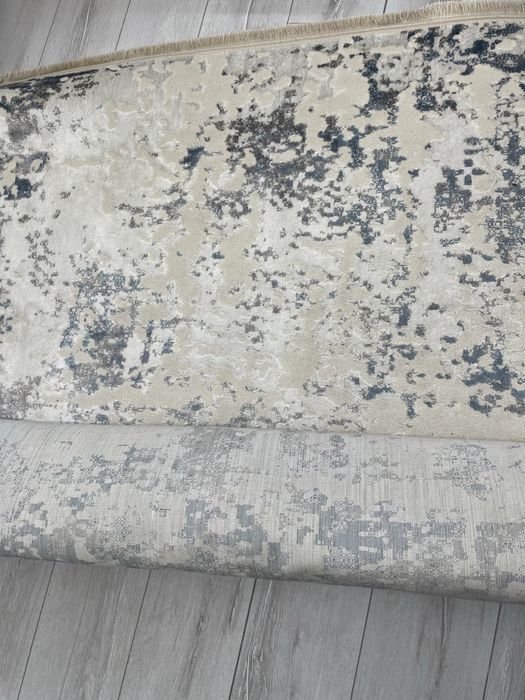 Продаю ковер 3/4 и люстру.