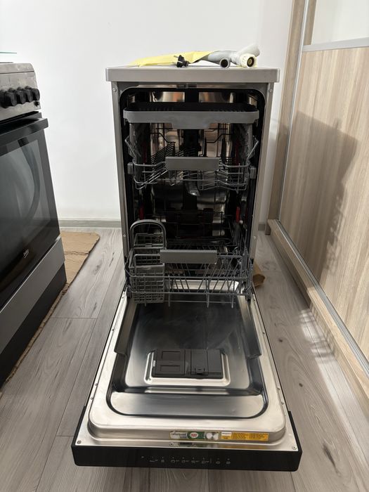 Masina de spalat vase Whirlpool 45 cm inox 10 seturi stare buna