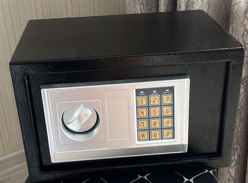 Продам сейф в состоянии нового