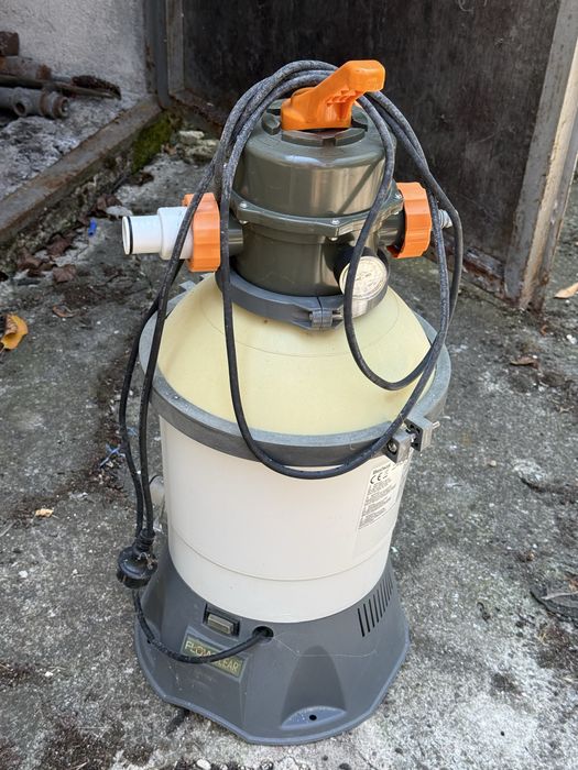 Продавам филтърна пясъчна помпа за басейн Bestway 58515 Flowclear, 2006 л/ч., 85W