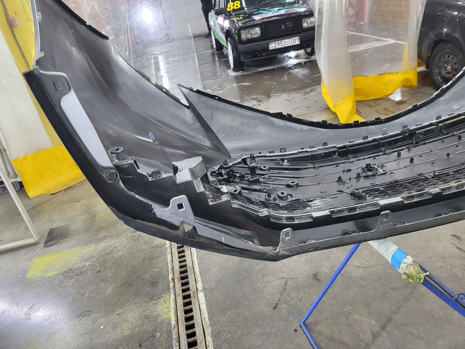 Продам передний бампер Тойоты Сиенны