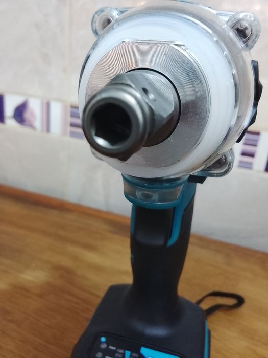 Impact cu înșurubat Makita DTW 300 cu o baterie de 6a Nou