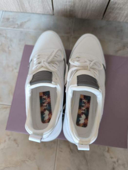 Бели спортни обувки
