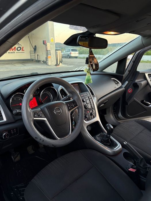 Vând Opel astra J 2010