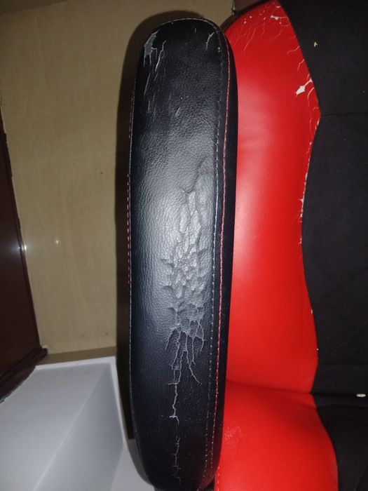 Vand scaun genesis rosu cu negru folosit mult