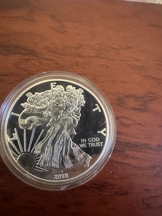 Продавам монета