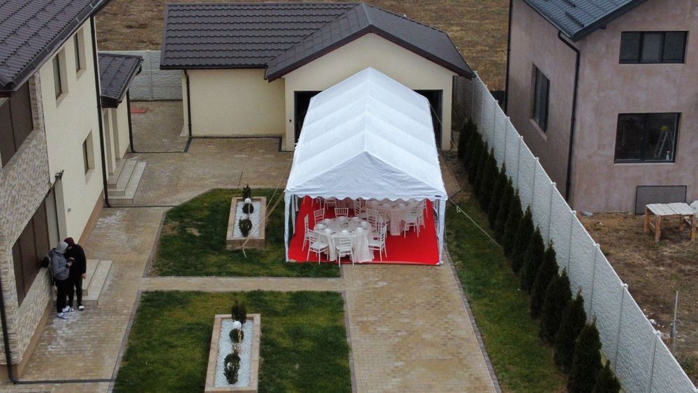 Cort evenimente,  mese , scaune , mocheta , vesela completa