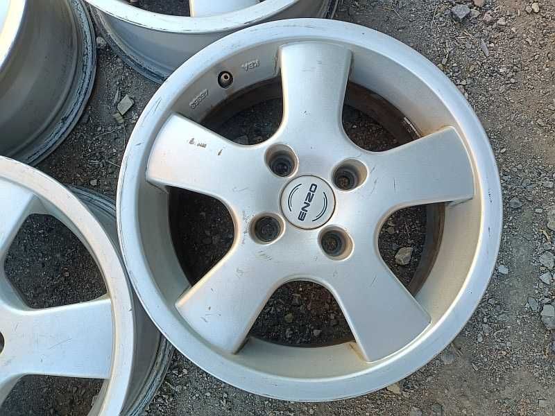 Продам оригинальные легкосплавные диски на Audi 80